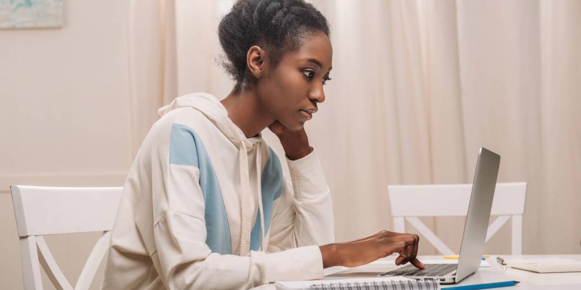 Jovem estudando em casa com laptop - Créditos: depositphotos.com / NatashaFedorova