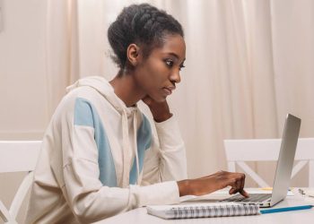 Jovem estudando em casa com laptop - Créditos: depositphotos.com / NatashaFedorova