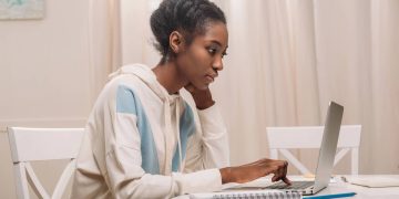 Jovem estudando em casa com laptop - Créditos: depositphotos.com / NatashaFedorova