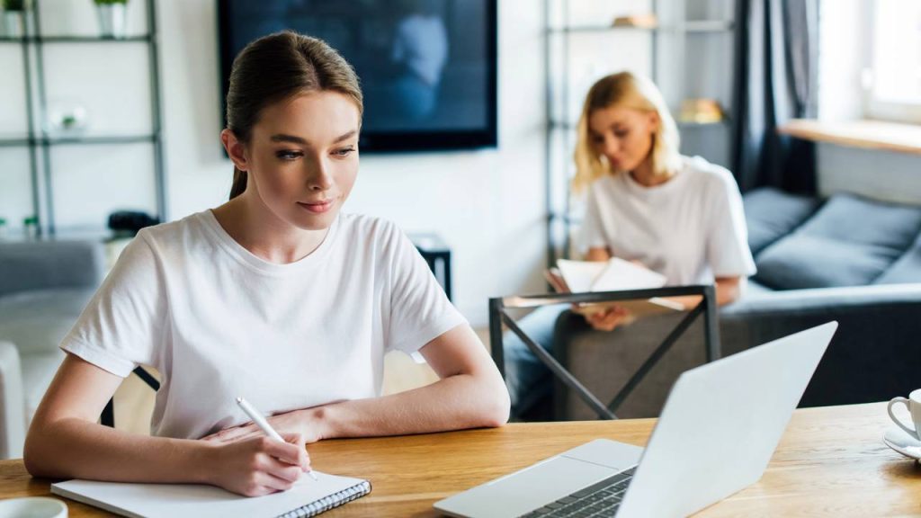 Jovem estudando em casa - Créditos: depositphotos.com / IgorVetushko