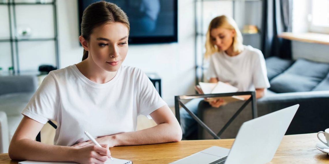 Jovem estudando em casa - Créditos: depositphotos.com / IgorVetushko