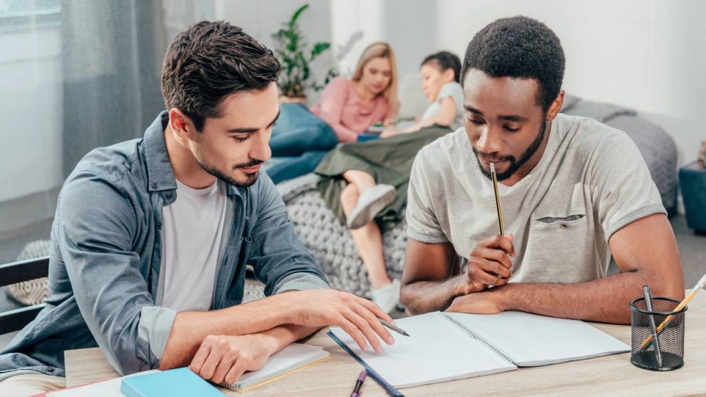 Pessoas estudando com foco - Créditos: depositphotos.com / AlexNazaruk