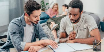 Pessoas estudando com foco - Créditos: depositphotos.com / AlexNazaruk