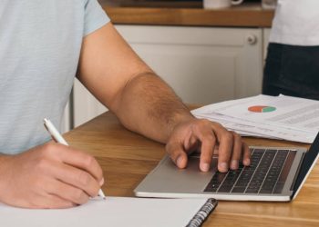 Estudar em casa - Créditos: depositphotos.com / IgorVetushko