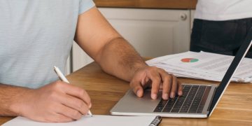 Estudar em casa - Créditos: depositphotos.com / IgorVetushko