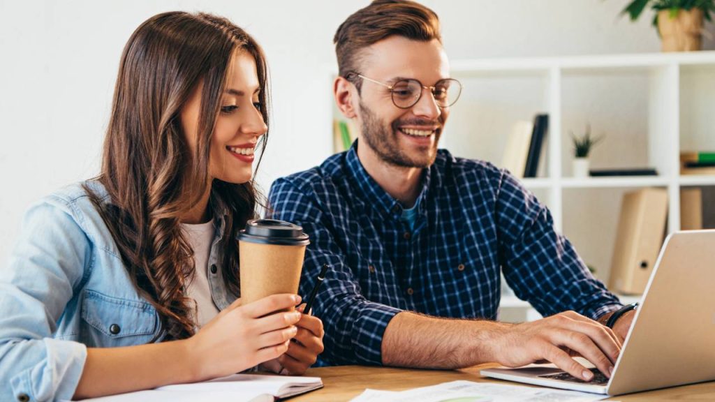 Homem e mulher usando laptop - Créditos: depositphotos.com / AllaSerebrina