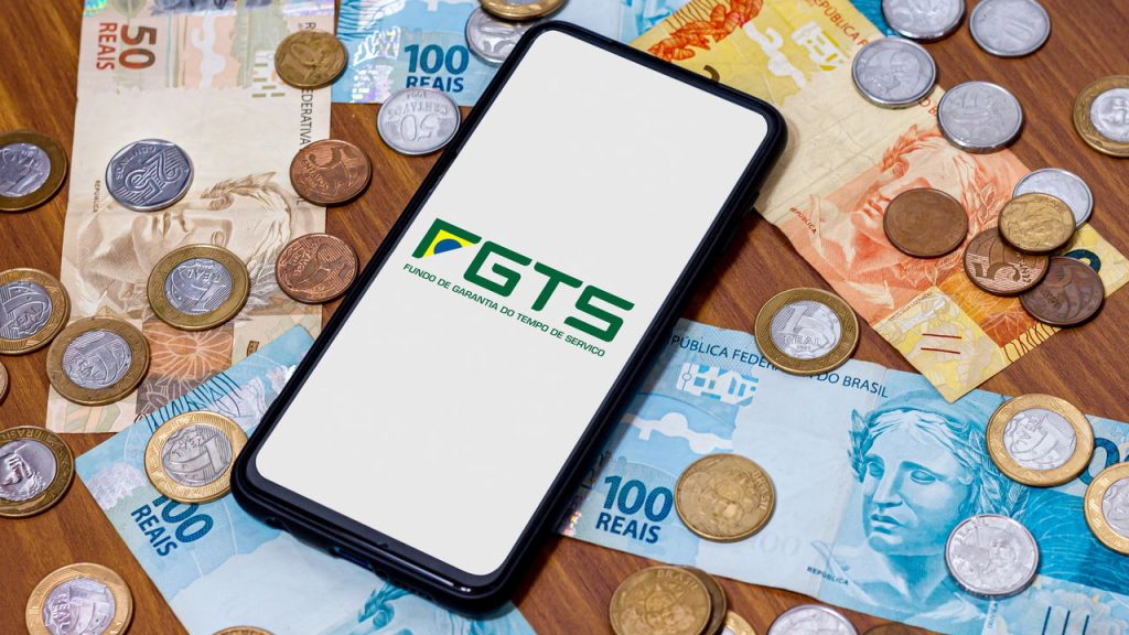 Aplicativo do FGTS e dinheiro (Créditos: depositphotos.com / Etalbr)