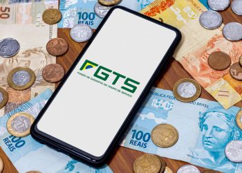 Aplicativo do FGTS e dinheiro (Créditos: depositphotos.com / Etalbr)