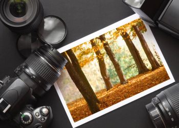 Fotografia com câmeras ao lado - Créditos: depositphotos.com / gunnar3000