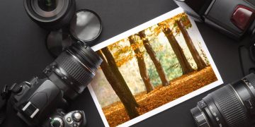 Fotografia com câmeras ao lado - Créditos: depositphotos.com / gunnar3000