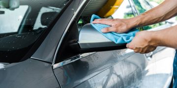 Limpar carro - Créditos: depositphotos.com / IgorVetushko