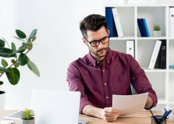 Homem estudando - Créditos: depositphotos.com / IgorVetushko
