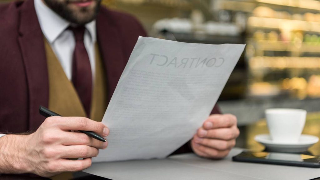 Homem estudando - Créditos: depositphotos.com / AllaSerebrina