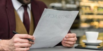 Homem estudando - Créditos: depositphotos.com / AllaSerebrina