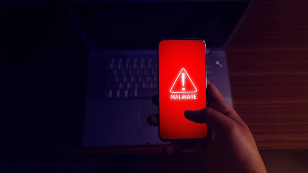 Smartphone com malware - Créditos: depositphotos.com / NupittusDPP