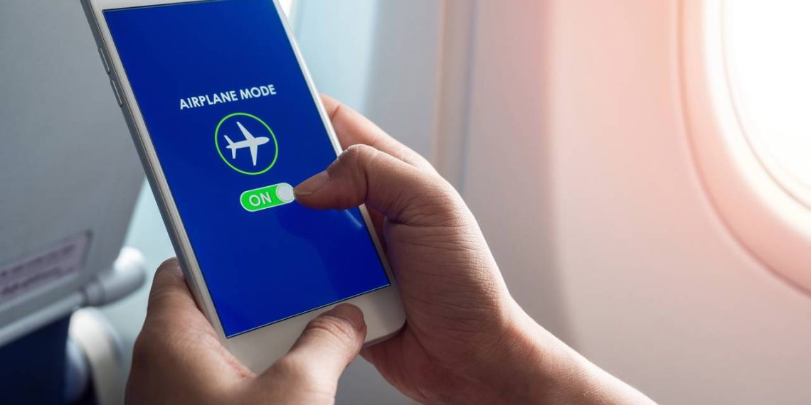 Celular em modo avião - Créditos: depositphotos.com / tete_escape