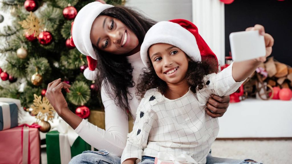 Mãe e filha tirando selfie no Natal - Créditos: depositphotos.com / AllaSerebrina
