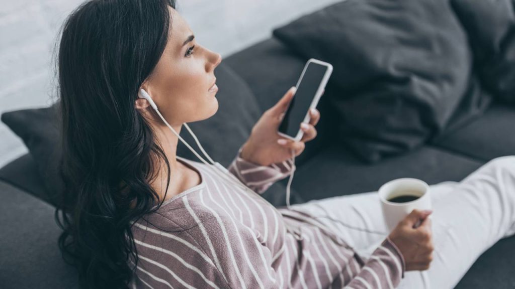 Ouvir podcast - Créditos: depositphotos.com / AndrewLozovyi