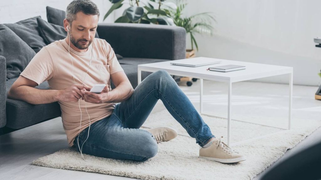 Estudar pelo celular - Créditos: depositphotos.com / AndrewLozovyi