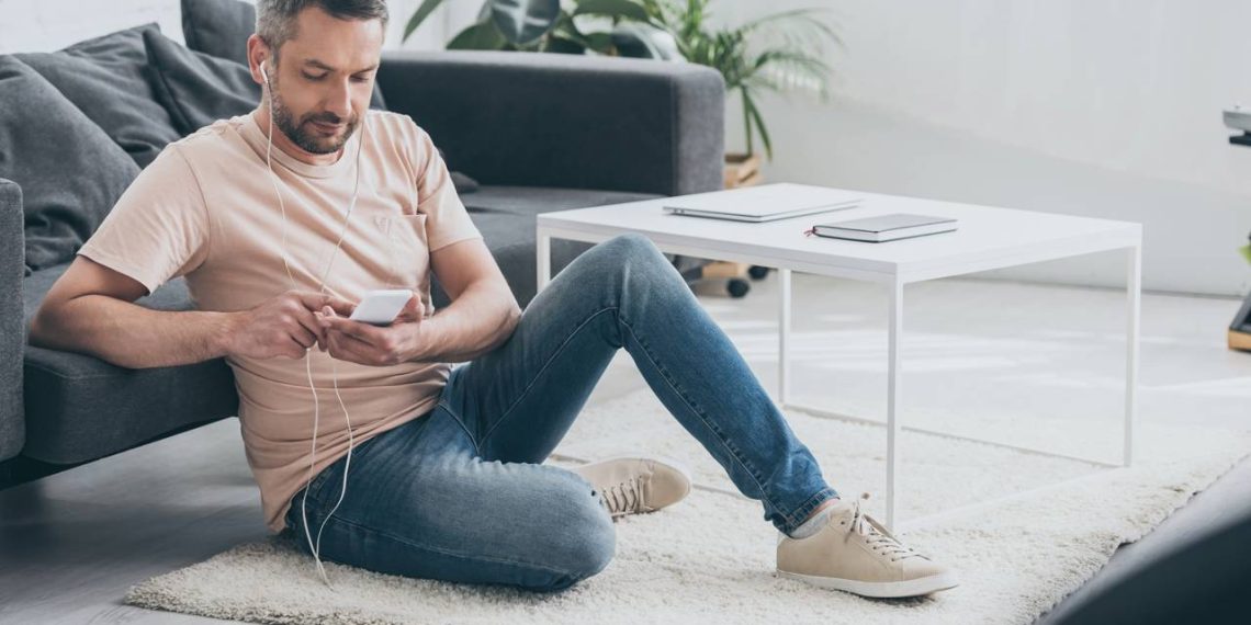 Estudar pelo celular - Créditos: depositphotos.com / AndrewLozovyi