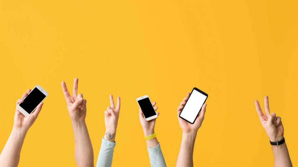 Pessoas com celulares na mão - Créditos: depositphotos.com / serezniy