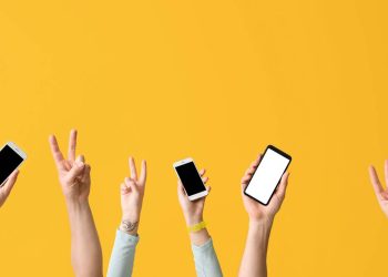 Pessoas com celulares na mão - Créditos: depositphotos.com / serezniy