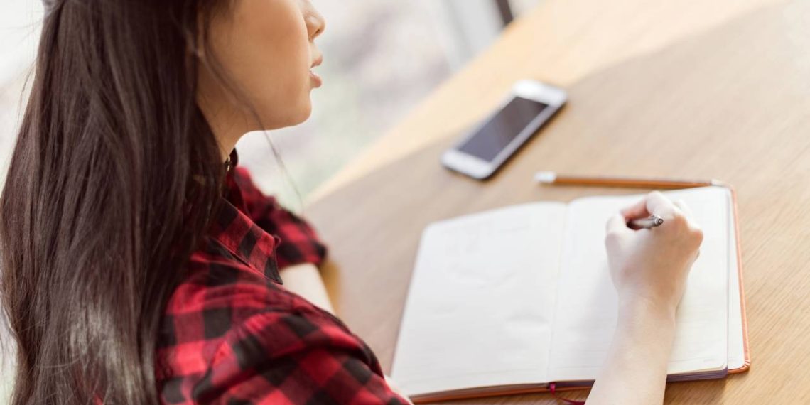 Jovem estudando - Créditos: depositphotos.com / AndreyBezuglov