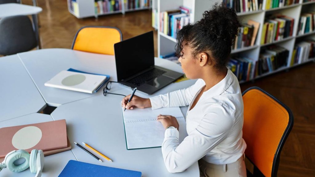 Mulher estudando - Créditos: depositphotos.com / IgorVetushko