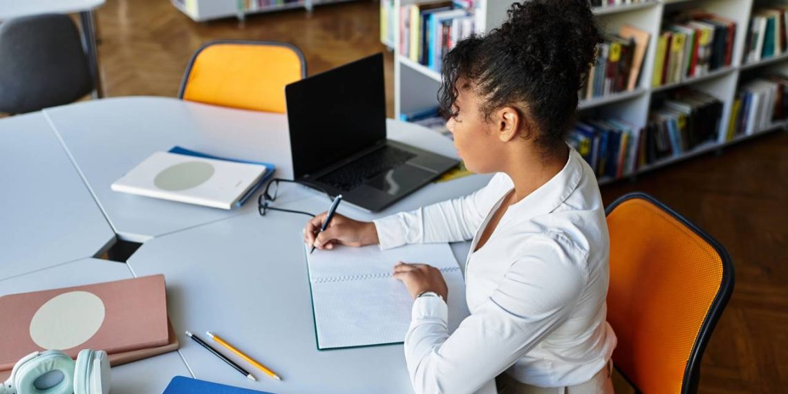 Mulher estudando - Créditos: depositphotos.com / IgorVetushko