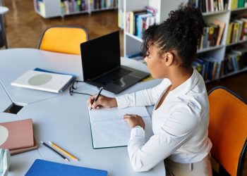 Mulher estudando - Créditos: depositphotos.com / IgorVetushko