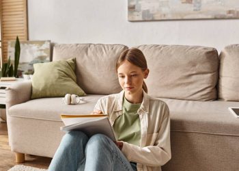 Jovem estudando na sala - Créditos: depositphotos.com / HayDmitriy
