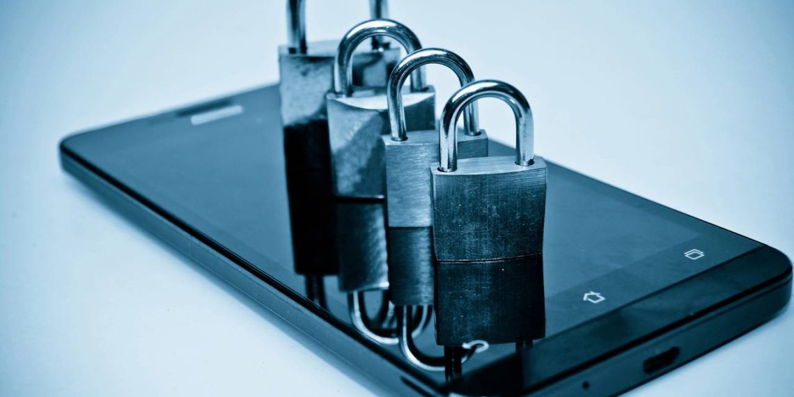 Celular com cadeado - Créditos: depositphotos.com / weerapat