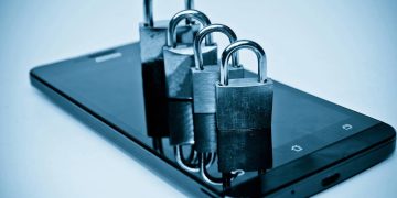 Celular com cadeado - Créditos: depositphotos.com / weerapat