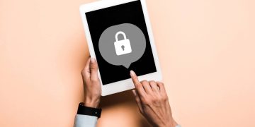 Senha segura no tablet - Créditos: depositphotos.com / HayDmitriy