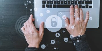 Senha segura no laptop - Créditos: depositphotos.com / everythingposs