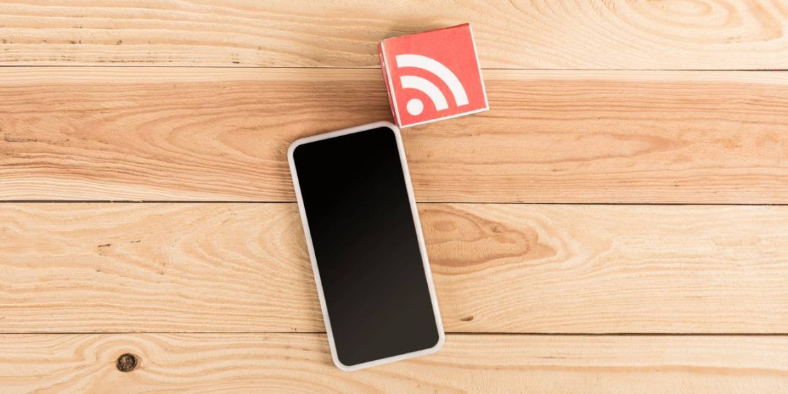 Smartphone roteando internet - Créditos: depositphotos.com / EdZbarzhyvetsky