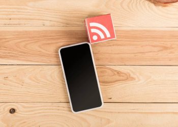 Smartphone roteando internet - Créditos: depositphotos.com / EdZbarzhyvetsky