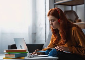 Estudar com laptop - Créditos: depositphotos.com / AntonLozovoy