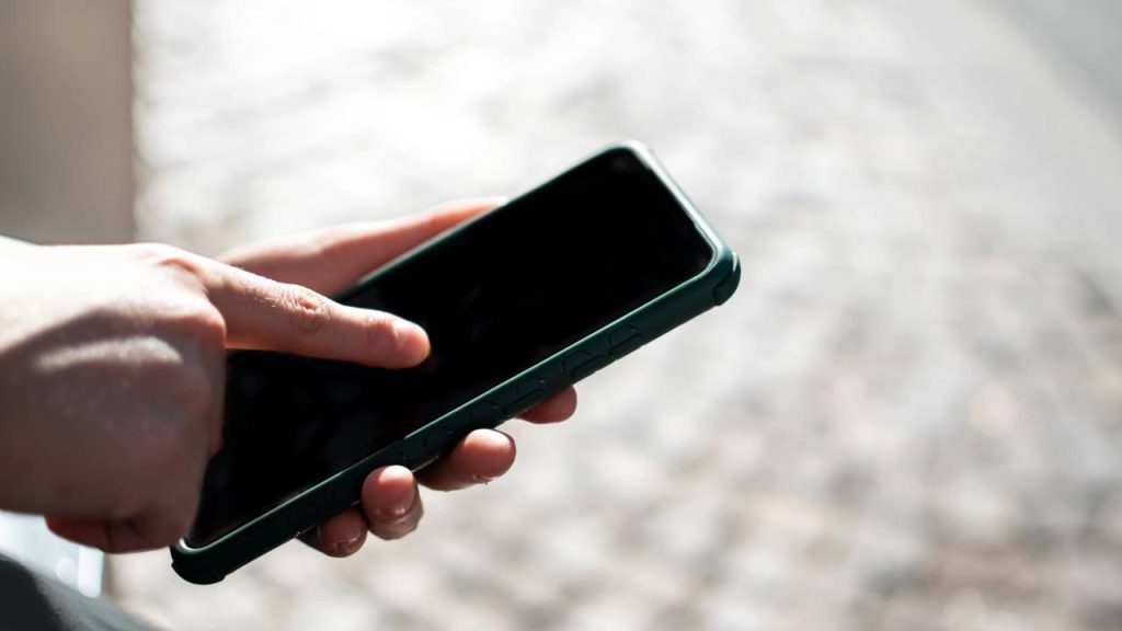 Pessoa usando celular - Créditos: depositphotos.com / carlosmartinezsubirats@gmail.com