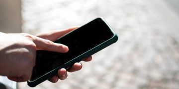 Pessoa usando celular - Créditos: depositphotos.com / carlosmartinezsubirats@gmail.com