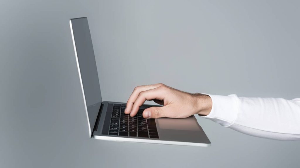 Usar laptop - Créditos: depositphotos.com / IgorVetushko