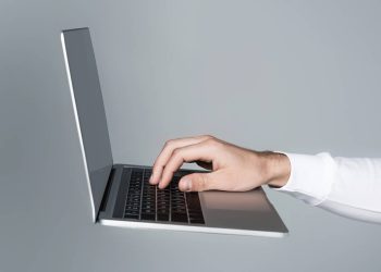 Usar laptop - Créditos: depositphotos.com / IgorVetushko