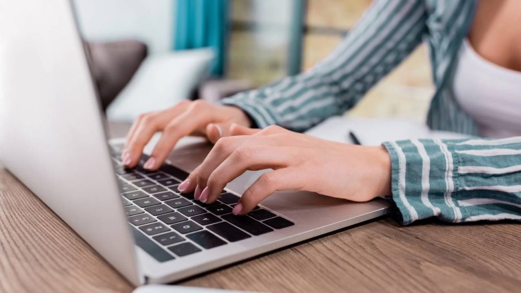 Mulher usando laptop - Créditos: depositphotos.com / VitalikRadko