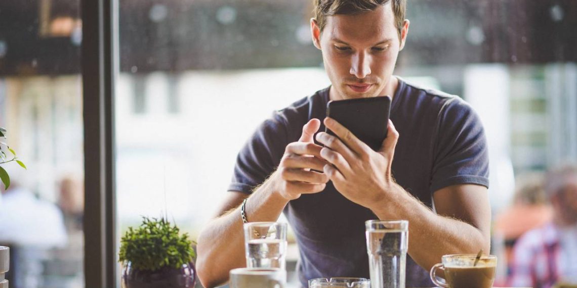 Navegar na internet no tablet - Créditos: depositphotos.com / ninann