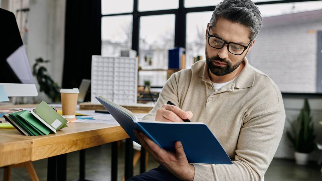 Anotando na agenda os serviços para o dia - Créditos: depositphotos.com / HayDmitriy