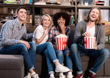 Assistir em casa - Créditos: depositphotos.com / VitalikRadko