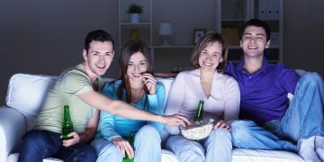 Assistir em casa - Créditos: depositphotos.com / Deklofenak