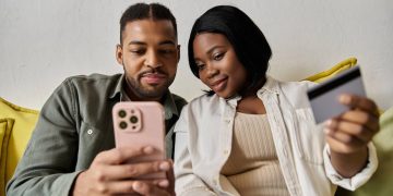Casal usando celular - Créditos: depositphotos.com / AllaSerebrina