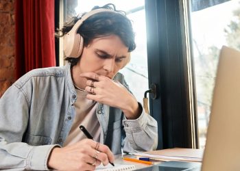 Estudar pelo laptop - Créditos: depositphotos.com / IgorVetushko