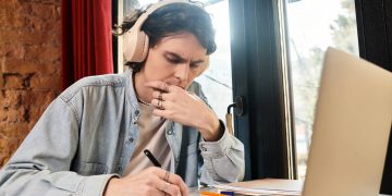 Estudar pelo laptop - Créditos: depositphotos.com / IgorVetushko